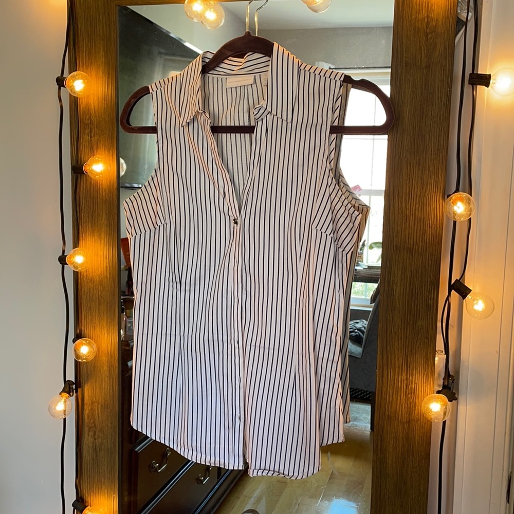 Women’s sleeveless business casual blouse.